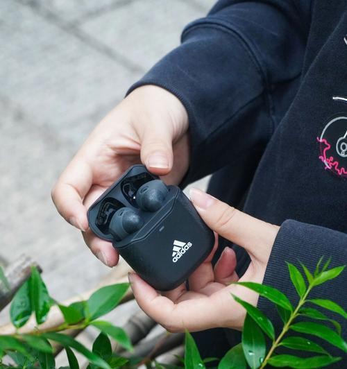 adidas耳机头戴式如何连接手机？连接步骤是什么？