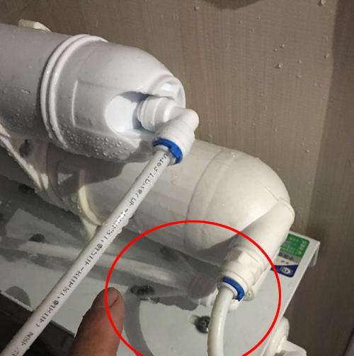 饮水机水管漏水的修理方法（解决饮水机水管漏水问题的简单技巧）